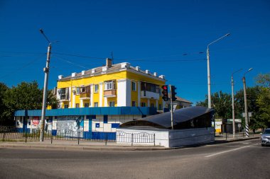 Kostiantynivska, Ukrayna, 6 Temmuz 2024 Donbass 'ın Kostiantynivska kentindeki Hasarlı Bina. Rus kuvvetleri güdümlü hava bombasıyla şehri vurdu ve ciddi hasara yol açtı..