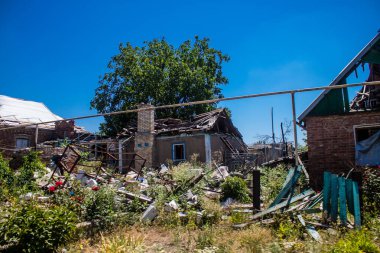 Kostiantynivska, Ukrayna, 6 Temmuz 2024 Donbass 'ın Kostiantynivska kentindeki Hasarlı Bina. Rus kuvvetleri güdümlü hava bombasıyla şehri vurdu ve ciddi hasara yol açtı..