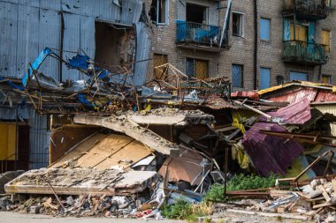 Kostiantynivska, Ukrayna, 6 Temmuz 2024 Donbass 'ın Kostiantynivska kentindeki Hasarlı Bina. Rus kuvvetleri güdümlü hava bombasıyla şehri vurdu ve ciddi hasara yol açtı..