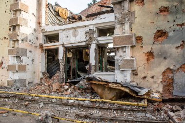 Kostiantynivska, Ukrayna, 6 Temmuz 2024 Donbass 'ın Kostiantynivska kentindeki Hasarlı Bina. Rus kuvvetleri güdümlü hava bombasıyla şehri vurdu ve ciddi hasara yol açtı..