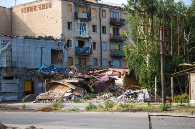 Kostiantynivska, Ukrayna, 6 Temmuz 2024 Donbass 'ın Kostiantynivska kentindeki Hasarlı Bina. Rus kuvvetleri güdümlü hava bombasıyla şehri vurdu ve ciddi hasara yol açtı..
