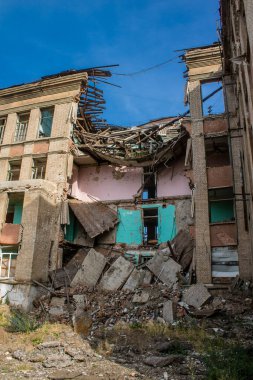 Kostiantynivska, Ukrayna, 6 Temmuz 2024 Donbass 'ın Kostiantynivska kentindeki Hasarlı Bina. Rus kuvvetleri güdümlü hava bombasıyla şehri vurdu ve ciddi hasara yol açtı..