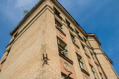 Kostiantynivska, Ukrayna, 6 Temmuz 2024 Donbass 'ın Kostiantynivska kentindeki Hasarlı Bina. Rus kuvvetleri güdümlü hava bombasıyla şehri vurdu ve ciddi hasara yol açtı..