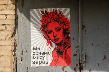 Kostiantynivska, Ukrayna, 6 Temmuz 2024 Donbass 'ın Kostiantynivska kentindeki Hasarlı Bina. Rus kuvvetleri güdümlü hava bombasıyla şehri vurdu ve ciddi hasara yol açtı..