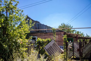 Kostiantynivska, Ukrayna, 6 Temmuz 2024 Donbass 'ın Kostiantynivska kentindeki Hasarlı Bina. Rus kuvvetleri güdümlü hava bombasıyla şehri vurdu ve ciddi hasara yol açtı..