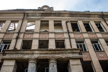 Kostiantynivska, Ukrayna, 6 Temmuz 2024 Donbass 'ın Kostiantynivska kentindeki Hasarlı Bina. Rus kuvvetleri güdümlü hava bombasıyla şehri vurdu ve ciddi hasara yol açtı..