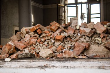 Kostiantynivska, Ukrayna, 6 Temmuz 2024 Donbass 'ın Kostiantynivska kentindeki Hasarlı Bina. Rus kuvvetleri güdümlü hava bombasıyla şehri vurdu ve ciddi hasara yol açtı..