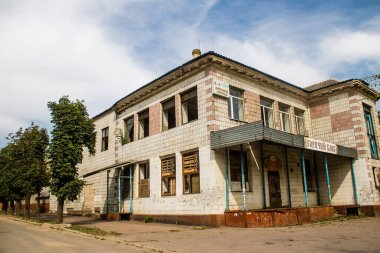 Kostiantynivska, Ukrayna, 6 Temmuz 2024 Donbass 'ın Kostiantynivska kentindeki Hasarlı Bina. Rus kuvvetleri güdümlü hava bombasıyla şehri vurdu ve ciddi hasara yol açtı..