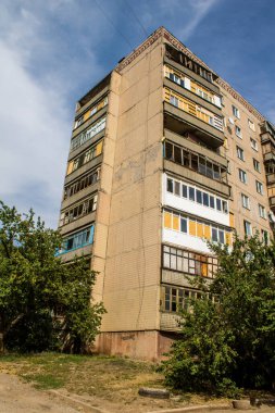 Kostiantynivska, Ukrayna, 6 Temmuz 2024 Donbass 'ın Kostiantynivska kentindeki Hasarlı Bina. Rus kuvvetleri güdümlü hava bombasıyla şehri vurdu ve ciddi hasara yol açtı..