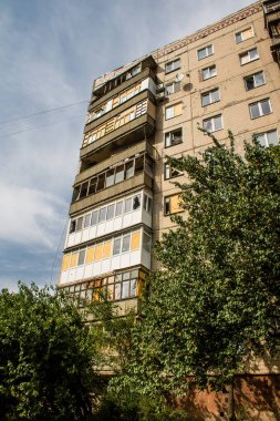 Kostiantynivska, Ukrayna, 6 Temmuz 2024 Donbass 'ın Kostiantynivska kentindeki Hasarlı Bina. Rus kuvvetleri güdümlü hava bombasıyla şehri vurdu ve ciddi hasara yol açtı..