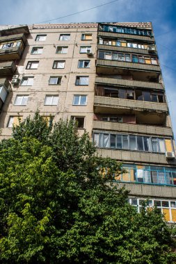 Kostiantynivska, Ukrayna, 6 Temmuz 2024 Donbass 'ın Kostiantynivska kentindeki Hasarlı Bina. Rus kuvvetleri güdümlü hava bombasıyla şehri vurdu ve ciddi hasara yol açtı..