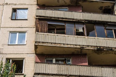 Kostiantynivska, Ukrayna, 6 Temmuz 2024 Donbass 'ın Kostiantynivska kentindeki Hasarlı Bina. Rus kuvvetleri güdümlü hava bombasıyla şehri vurdu ve ciddi hasara yol açtı..