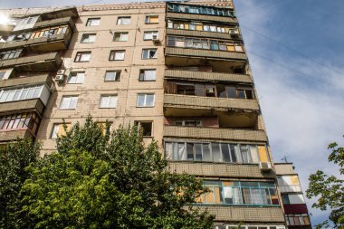 Kostiantynivska, Ukrayna, 6 Temmuz 2024 Donbass 'ın Kostiantynivska kentindeki Hasarlı Bina. Rus kuvvetleri güdümlü hava bombasıyla şehri vurdu ve ciddi hasara yol açtı..