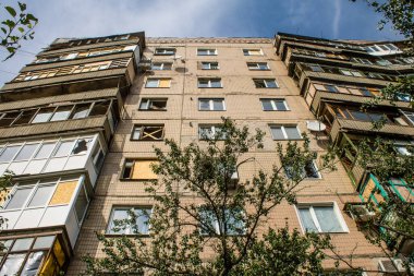 Kostiantynivska, Ukrayna, 6 Temmuz 2024 Donbass 'ın Kostiantynivska kentindeki Hasarlı Bina. Rus kuvvetleri güdümlü hava bombasıyla şehri vurdu ve ciddi hasara yol açtı..