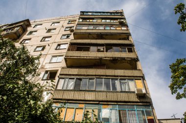 Kostiantynivska, Ukrayna, 6 Temmuz 2024 Donbass 'ın Kostiantynivska kentindeki Hasarlı Bina. Rus kuvvetleri güdümlü hava bombasıyla şehri vurdu ve ciddi hasara yol açtı..