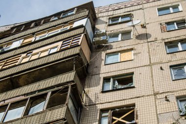 Kostiantynivska, Ukrayna, 6 Temmuz 2024 Donbass 'ın Kostiantynivska kentindeki Hasarlı Bina. Rus kuvvetleri güdümlü hava bombasıyla şehri vurdu ve ciddi hasara yol açtı..