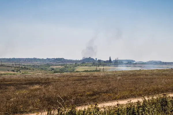 Donbass, Ukrayna, 6 Temmuz 2024 Ukrayna ve Rus silahlı kuvvetleri arasındaki gri bölgede. Tampon bölge tehlikeli ve bölgede öfke ile mücadele ediliyor. Bombalamalar yoğun..