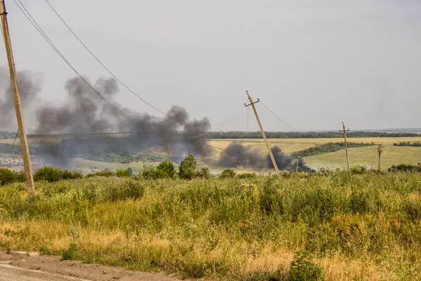 Donbass, Ukrayna, 6 Temmuz 2024 Ukrayna ve Rus silahlı kuvvetleri arasındaki gri bölgede. Tampon bölge tehlikeli ve bölgede öfke ile mücadele ediliyor. Bombalamalar yoğun..