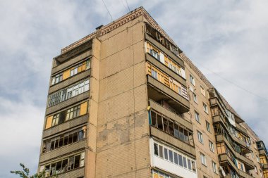 Kostiantynivska, Ukrayna, 6 Temmuz 2024 Donbass 'ın Kostiantynivska kentindeki Hasarlı Bina. Rus kuvvetleri güdümlü hava bombasıyla şehri vurdu ve ciddi hasara yol açtı..