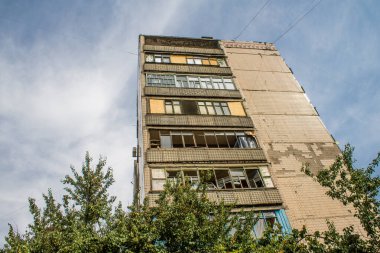 Kostiantynivska, Ukrayna, 6 Temmuz 2024 Donbass 'ın Kostiantynivska kentindeki Hasarlı Bina. Rus kuvvetleri güdümlü hava bombasıyla şehri vurdu ve ciddi hasara yol açtı..