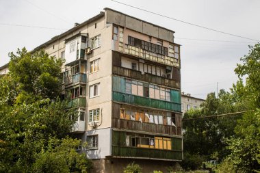 Kostiantynivska, Ukrayna, 6 Temmuz 2024 Donbass 'ın Kostiantynivska kentindeki Hasarlı Bina. Rus kuvvetleri güdümlü hava bombasıyla şehri vurdu ve ciddi hasara yol açtı..