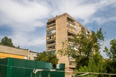 Kostiantynivska, Ukrayna, 6 Temmuz 2024 Donbass 'ın Kostiantynivska kentindeki Hasarlı Bina. Rus kuvvetleri güdümlü hava bombasıyla şehri vurdu ve ciddi hasara yol açtı..