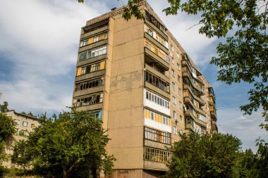 Kostiantynivska, Ukrayna, 6 Temmuz 2024 Donbass 'ın Kostiantynivska kentindeki Hasarlı Bina. Rus kuvvetleri güdümlü hava bombasıyla şehri vurdu ve ciddi hasara yol açtı..