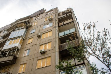 Kostiantynivska, Ukrayna, 6 Temmuz 2024 Donbass 'ın Kostiantynivska kentindeki Hasarlı Bina. Rus kuvvetleri güdümlü hava bombasıyla şehri vurdu ve ciddi hasara yol açtı..