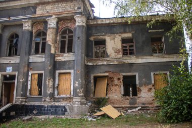 Kostiantynivska, Ukrayna, 6 Temmuz 2024 Donbass 'ın Kostiantynivska kentindeki Hasarlı Bina. Rus kuvvetleri güdümlü hava bombasıyla şehri vurdu ve ciddi hasara yol açtı..