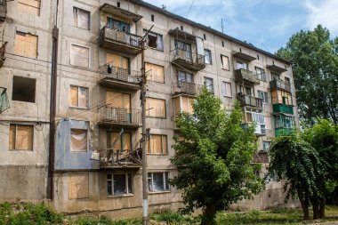 Kostiantynivska, Ukrayna, 6 Temmuz 2024 Donbass 'ın Kostiantynivska kentindeki Hasarlı Bina. Rus kuvvetleri güdümlü hava bombasıyla şehri vurdu ve ciddi hasara yol açtı..