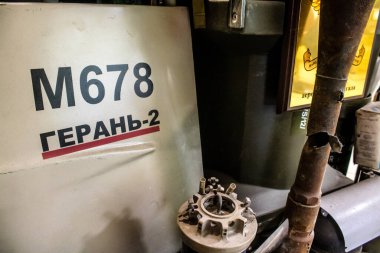 Kramatorsk, Ukrayna, 6 Temmuz 2024. Bir askeri berber, berbere ihtiyacı olan askerlere ücretsiz hizmet sunuyor. Bu ünlü salon Ukrayna askerlerinin refahına katkıda bulunuyor..