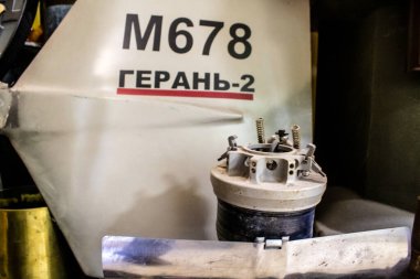 Kramatorsk, Ukrayna, 6 Temmuz 2024. Bir askeri berber, berbere ihtiyacı olan askerlere ücretsiz hizmet sunuyor. Bu ünlü salon Ukrayna askerlerinin refahına katkıda bulunuyor..