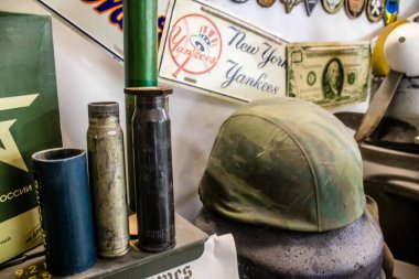 Kramatorsk, Ukrayna, 6 Temmuz 2024. Bir askeri berber, berbere ihtiyacı olan askerlere ücretsiz hizmet sunuyor. Bu ünlü salon Ukrayna askerlerinin refahına katkıda bulunuyor..