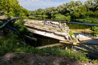 Izyum, Ukrayna, Temmuz 07, 2024 Izyum şehrindeki gri bölgede ön cephede yıkılmış köprü. Tampon bölge tehlikeli ve bölgede öfke ile mücadele ediliyor.