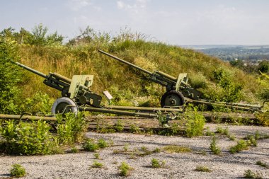 Izyum, Ukrayna, Temmuz 07, 2024 İzyum tepelerinde bulunan hasarlı tarihi anıt. Sivil altyapı Rus saldırılarının hedeflerinden biri..