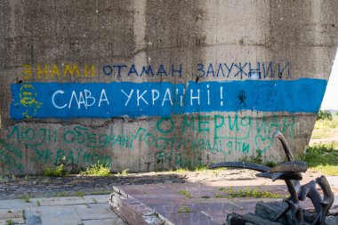 Izyum, Ukrayna, Temmuz 07, 2024 İzyum tepelerinde bulunan hasarlı tarihi anıt. Sivil altyapı Rus saldırılarının hedeflerinden biri..