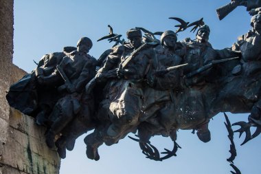 Izyum, Ukrayna, Temmuz 07, 2024 İzyum tepelerinde bulunan hasarlı tarihi anıt. Sivil altyapı Rus saldırılarının hedeflerinden biri..