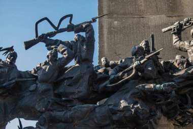 Izyum, Ukrayna, Temmuz 07, 2024 İzyum tepelerinde bulunan hasarlı tarihi anıt. Sivil altyapı Rus saldırılarının hedeflerinden biri..