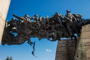 Izyum, Ukrayna, Temmuz 07, 2024 İzyum tepelerinde bulunan hasarlı tarihi anıt. Sivil altyapı Rus saldırılarının hedeflerinden biri..
