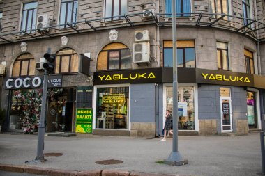 Kharkiv, Ukrayna, Temmuz 07, 2024 Rusya ile savaş sırasında Kharkiv şehri, binalar Rus füzelerinin hedefi ve insanlar her gün sirenler çalsa da sokaklardalar..
