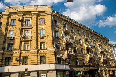 Kharkiv, Ukrayna, Temmuz 07, 2024 Rusya ile savaş sırasında Kharkiv şehri, binalar Rus füzelerinin hedefi ve insanlar her gün sirenler çalsa da sokaklardalar..