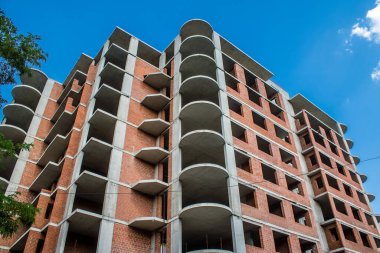 Kharkiv, Ukrayna, Temmuz 07, 2024 Rusya ile savaş sırasında Kharkiv şehri, binalar Rus füzelerinin hedefi ve insanlar her gün sirenler çalsa da sokaklardalar..