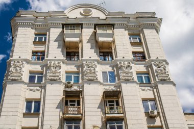Kharkiv, Ukrayna, Temmuz 07, 2024 Rusya ile savaş sırasında Kharkiv şehri, binalar Rus füzelerinin hedefi ve insanlar her gün sirenler çalsa da sokaklardalar..