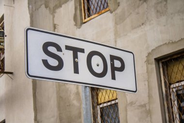 Kharkiv, Ukrayna, Temmuz 07, 2024 Rusya ile savaş sırasında Kharkiv şehri, binalar Rus füzelerinin hedefi ve insanlar her gün sirenler çalsa da sokaklardalar..