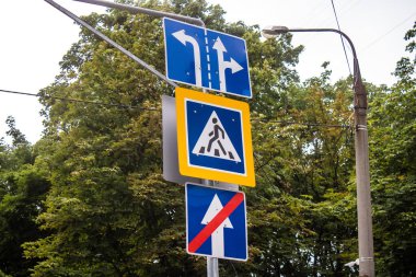 Kharkiv, Ukrayna, Temmuz 07, 2024 Rusya ile savaş sırasında Kharkiv şehri, binalar Rus füzelerinin hedefi ve insanlar her gün sirenler çalsa da sokaklardalar..