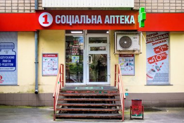 Kharkiv, Ukrayna, Temmuz 07, 2024 Rusya ile savaş sırasında Kharkiv şehri, binalar Rus füzelerinin hedefi ve insanlar her gün sirenler çalsa da sokaklardalar..