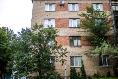 Kharkiv, Ukrayna, Temmuz 07, 2024 Rusya ile savaş sırasında Kharkiv şehri, binalar Rus füzelerinin hedefi ve insanlar her gün sirenler çalsa da sokaklardalar..