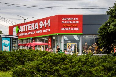 Kharkiv, Ukrayna, Temmuz 07, 2024 Rusya ile savaş sırasında Kharkiv şehri, binalar Rus füzelerinin hedefi ve insanlar her gün sirenler çalsa da sokaklardalar..