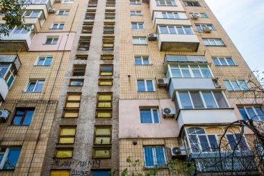 Kramatorsk, Ukrayna, Temmuz 07, 2024 Rusya ile savaş sırasında Kramatorsk 'taki binalar Rus füzelerinin hedefi oldu ve her gün sirenler çalsa da insanlar sokaklara döküldü..