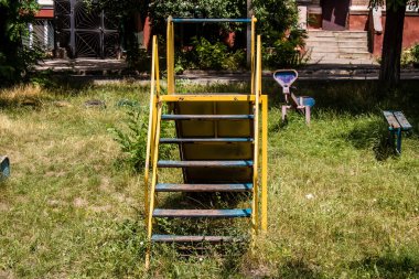 Kramatorsk, Ukrayna, Temmuz 07, 2024 Rusya ile savaş sırasında Kramatorsk 'taki binalar Rus füzelerinin hedefi oldu ve her gün sirenler çalsa da insanlar sokaklara döküldü..